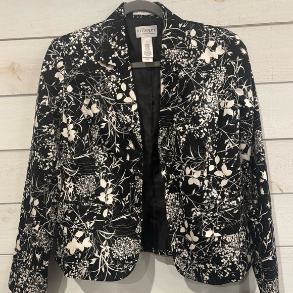 Villager Black and White Floral Blazer in size 6. Great condition! - Picture 2 of 13